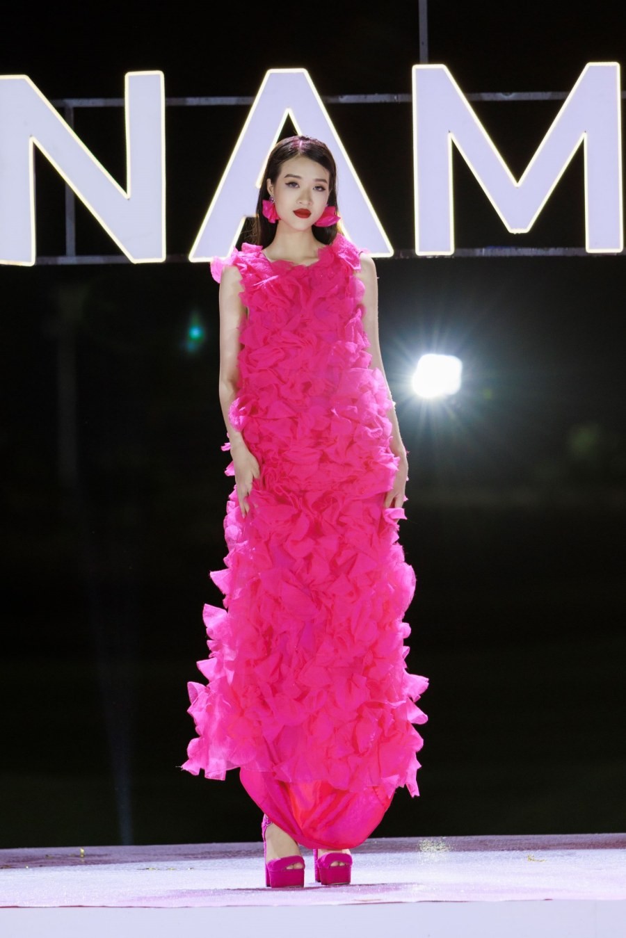 Top 38 thí sinh Miss World Vietnam trình diễn thời trang dưới mưa-8