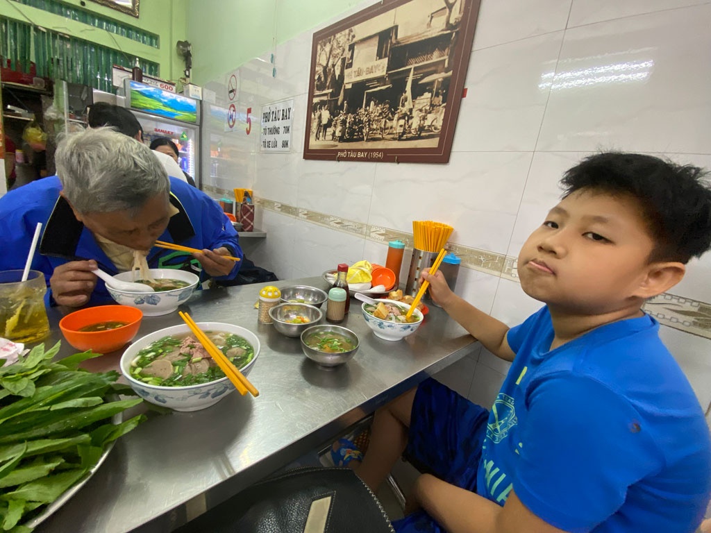Sài Gòn Tiệm xưa quán cũ: Ăn 'tô xe lửa' ở tiệm phở Tàu Bay-1