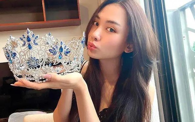 Không chỉ Hoa hậu Thùy Tiên, rất nhiều nàng hậu đình đám cũng từng gặp sự cố với vương miện-9