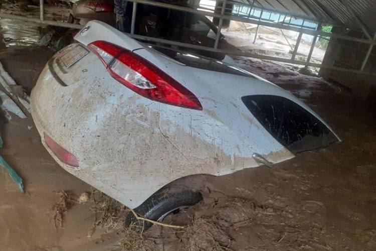 Xót xa loạt ôtô, xe máy ngập bùn bị lũ cuốn trôi ở Nghệ An-3
