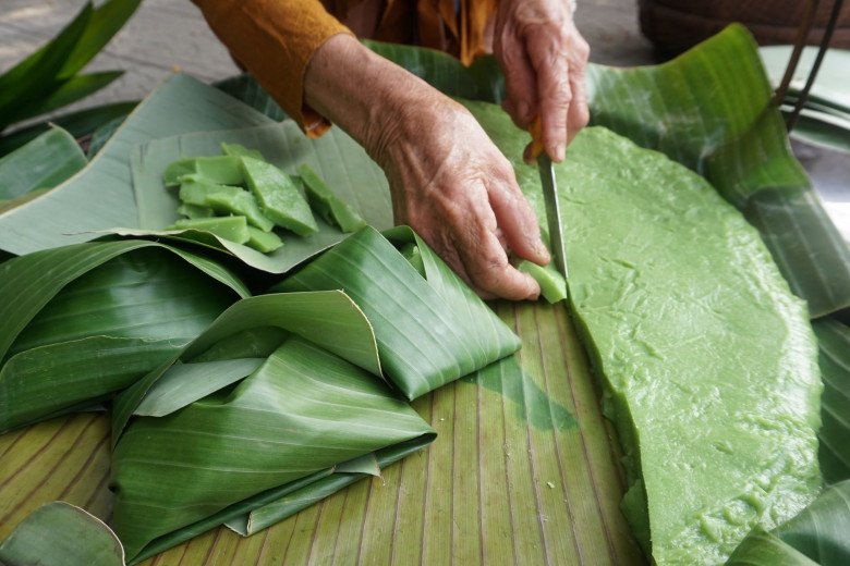 Gánh bánh đúc lá bồng bồng duy nhất còn sót lại ở Huế, chỉ bán vài tháng trong năm mà ai cũng nhớ mong-3