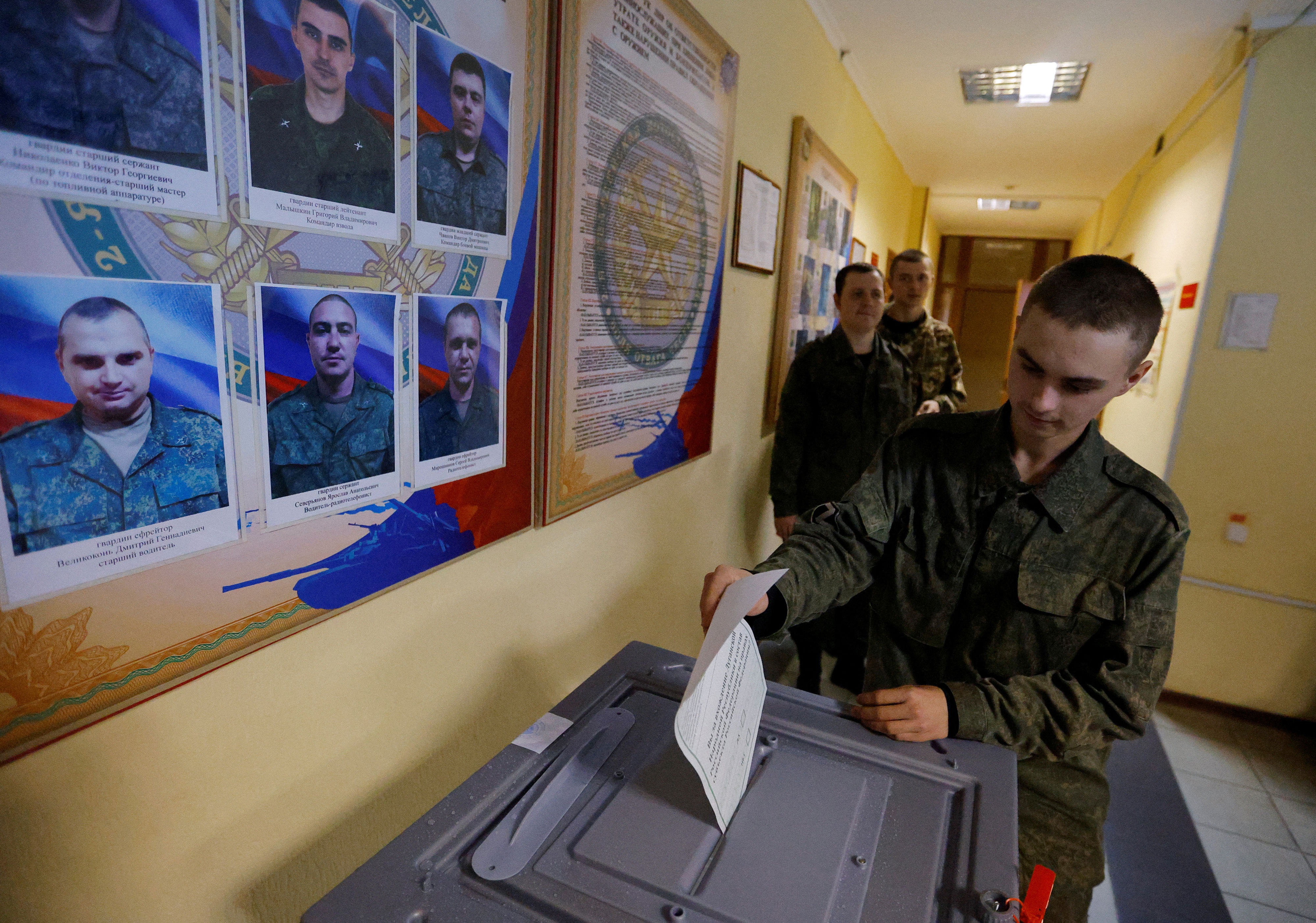 Hơn 100 quan sát viên từ 40 nước giám sát trưng cầu dân ý tại Ukraine-cover-img