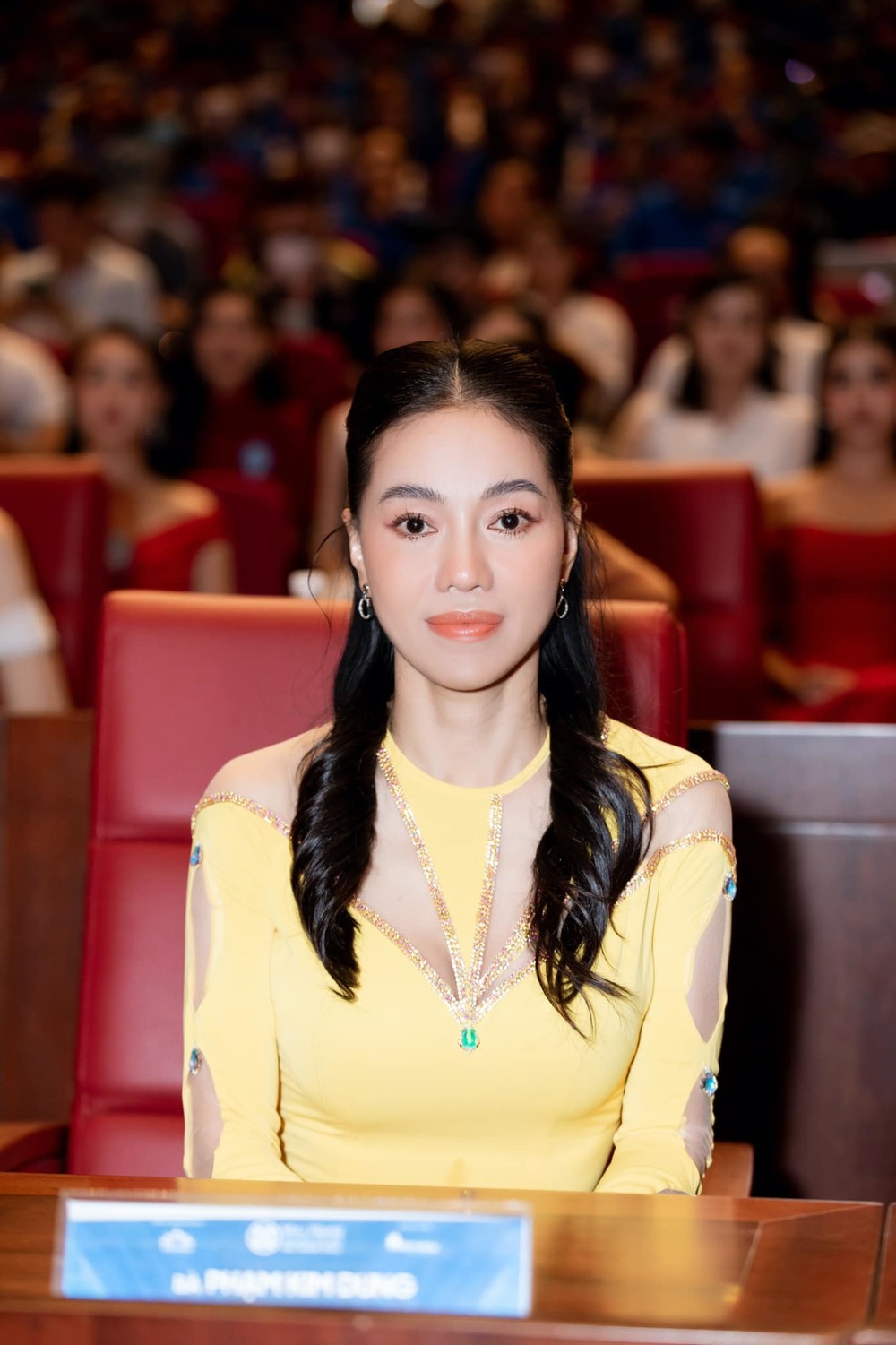 Bà Phạm Kim Dung làm CEO vẫn tự tay sửa áo dài cho "con gái"-5