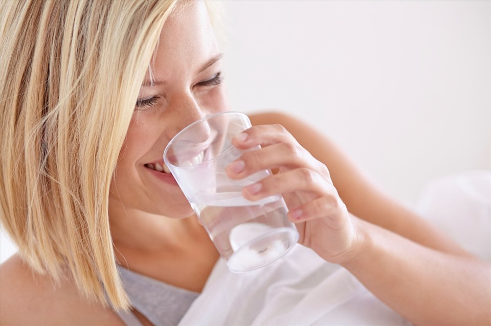 Những lợi ích không ngờ của việc uống nước ngay khi thức dậy-1