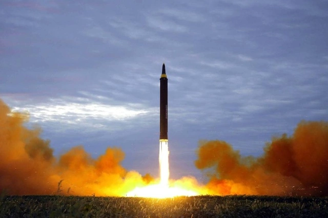 Triều Tiên lại bắn tên lửa đạn đạo ra biển-img