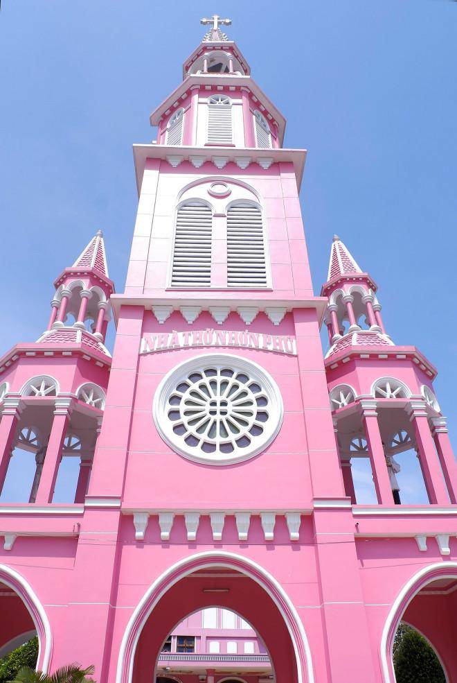 Ngôi nhà thờ màu hồng mơ màng ở Vĩnh Long-1