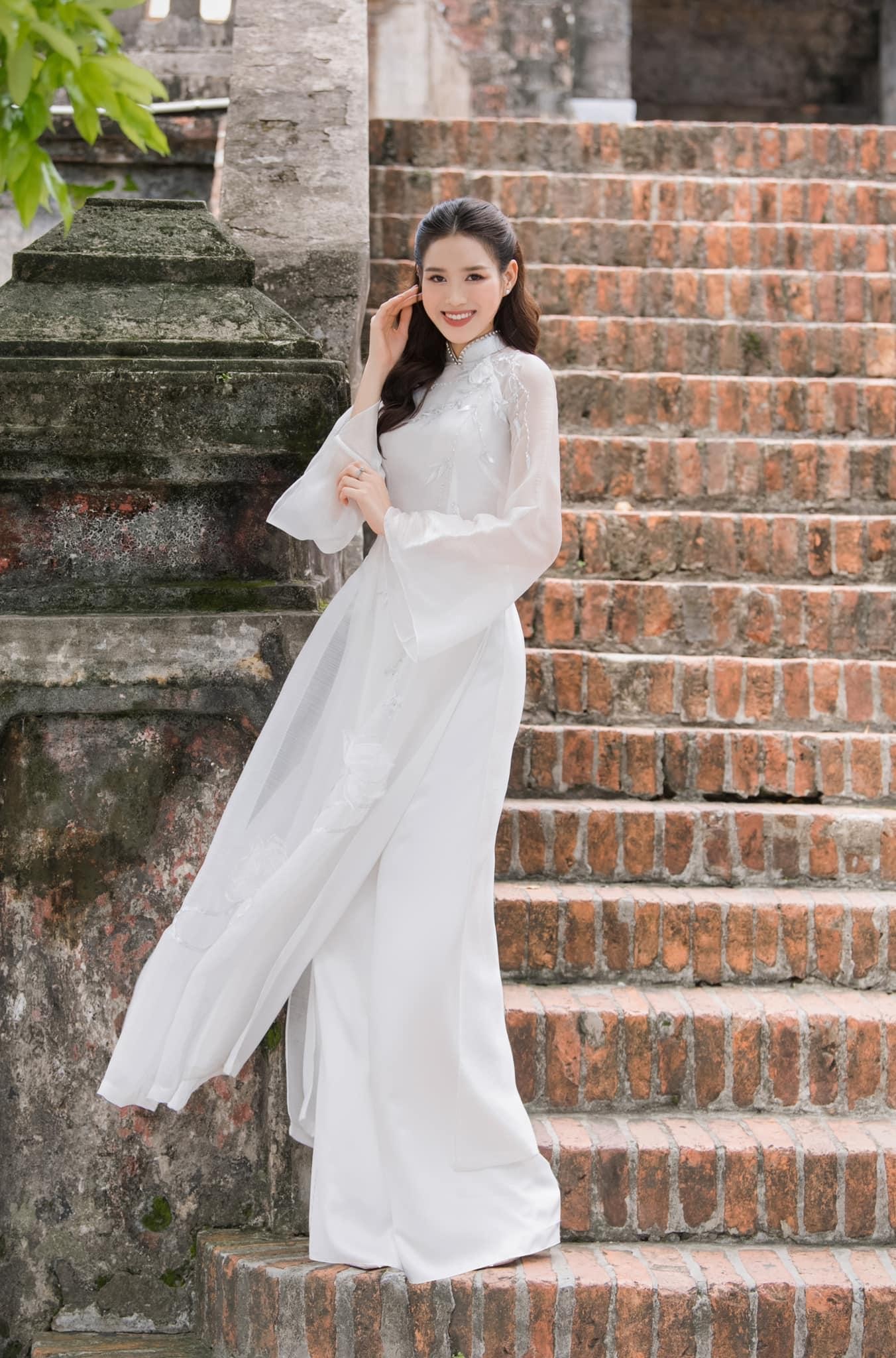 Hoa hậu Đỗ Thị Hà đẹp thuần khiết với áo dài trắng-4