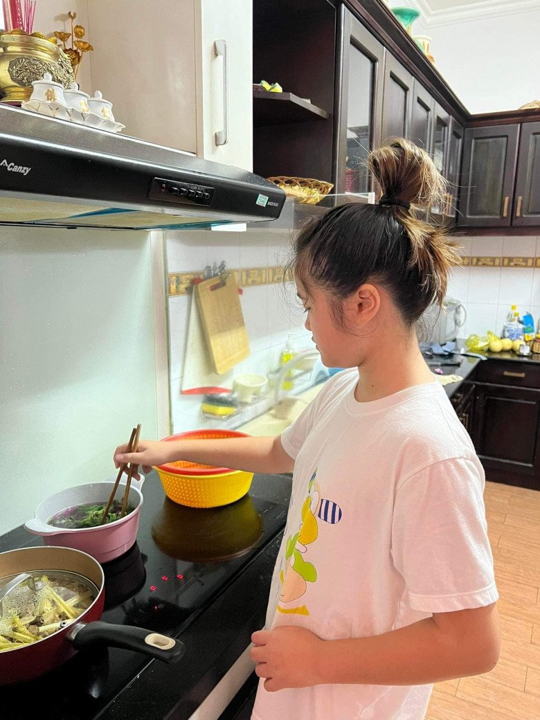 Thúy Nga tự hào con gái về Việt Nam giỏi giang hơn bên Mỹ: 11 tuổi tự đứng bếp nấu ăn, làm việc nhà-1