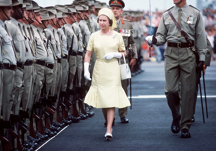 Nhìn lại gu thời trang rực rỡ sắc màu của Nữ hoàng Anh - Elizabeth II-11