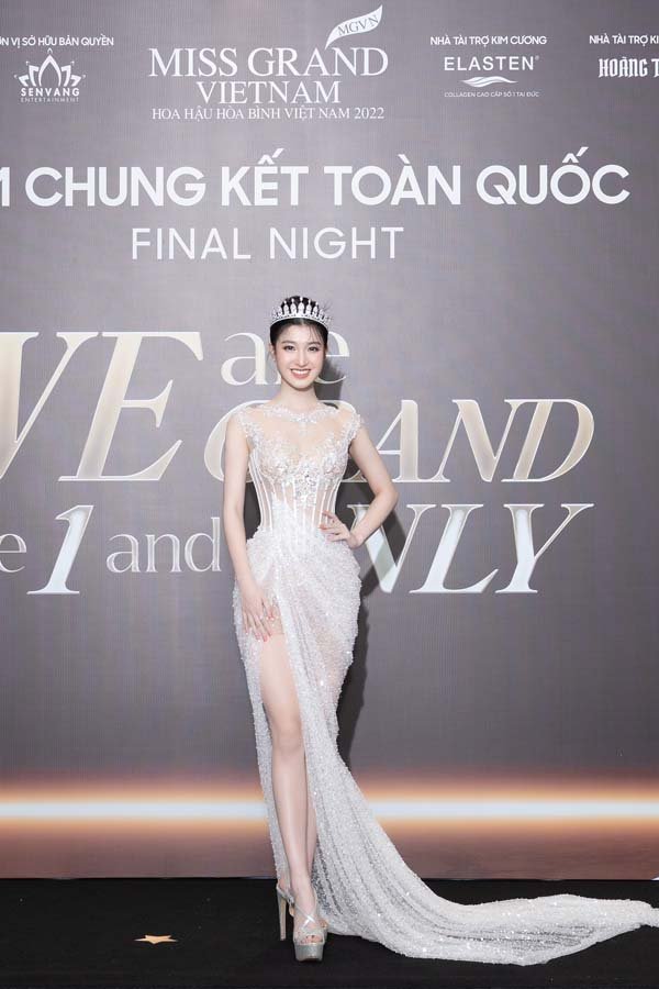 Thảm đỏ chung kết Miss Grand Việt Nam: Lona Kiều Loan "spotlight" với chiếc váy cồng kềnh được 4 vệ sĩ hộ tống-2
