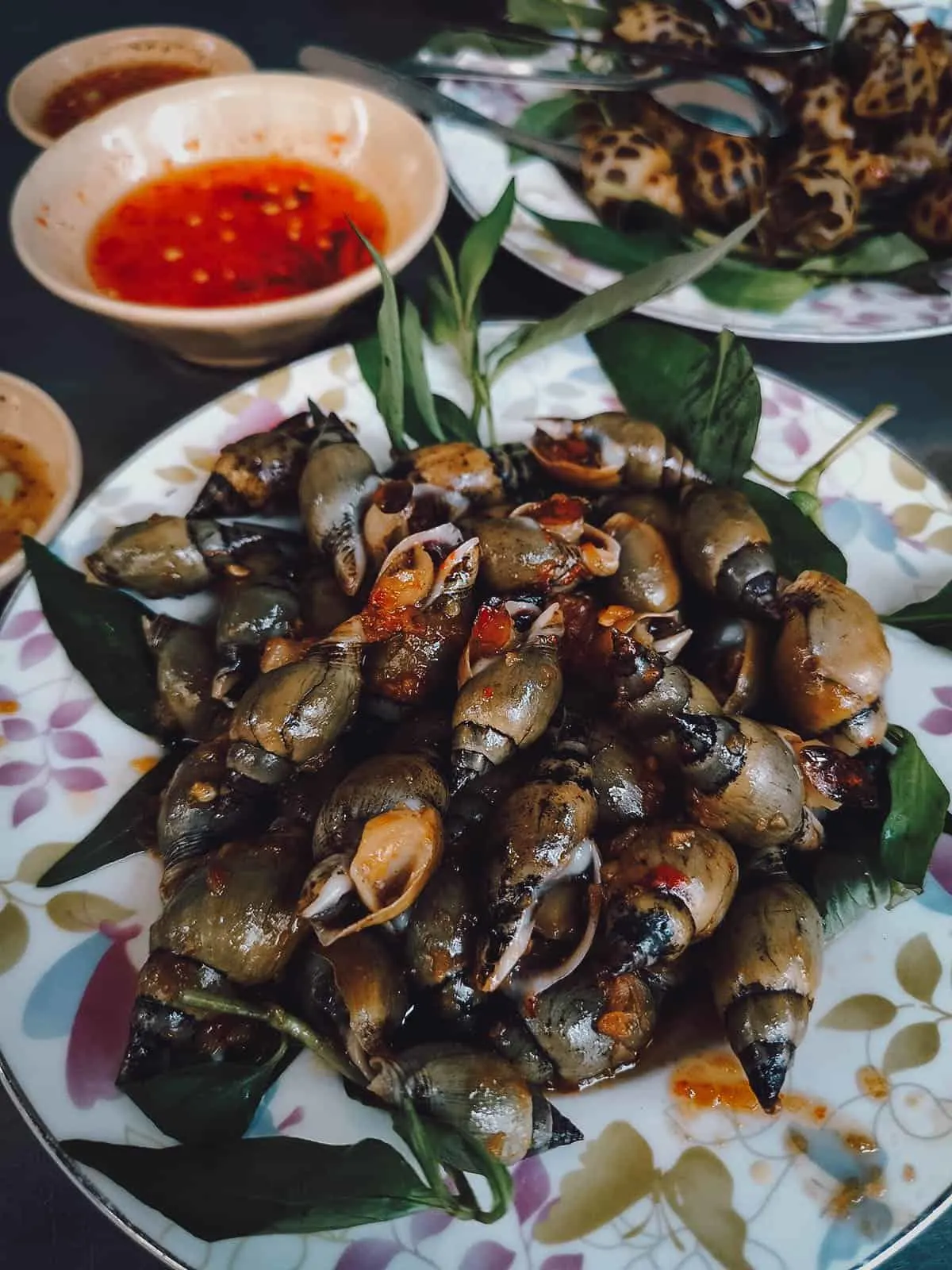 10 món ăn vặt ngon nhất của Việt Nam khiến cặp đôi nước ngoài mê mẩn: Món cuối quá lạ!-7