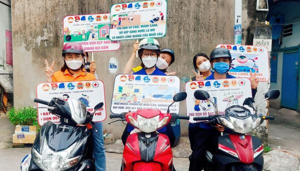 Chạy xe máy khắp phường để tuyên truyền dịch sốt xuất huyết-1