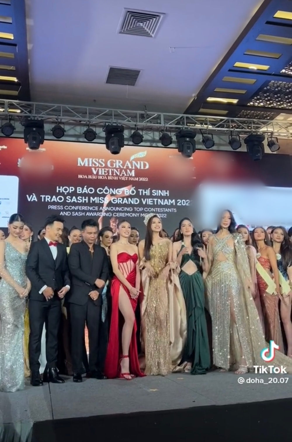 Hoa hậu Đỗ Thị Hà "5 lần 7 lượt" gặp sự cố trên thảm đỏ-7