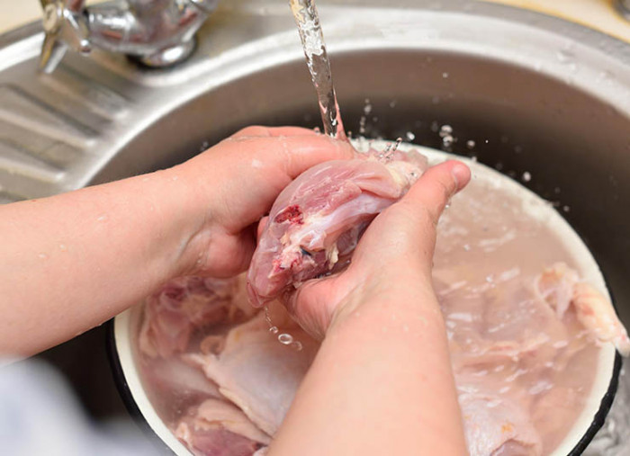 Chớ dại rửa thịt gà trước khi nấu nếu không muốn cả nhà bị ngộ độc chỉ vì lí do này!-3
