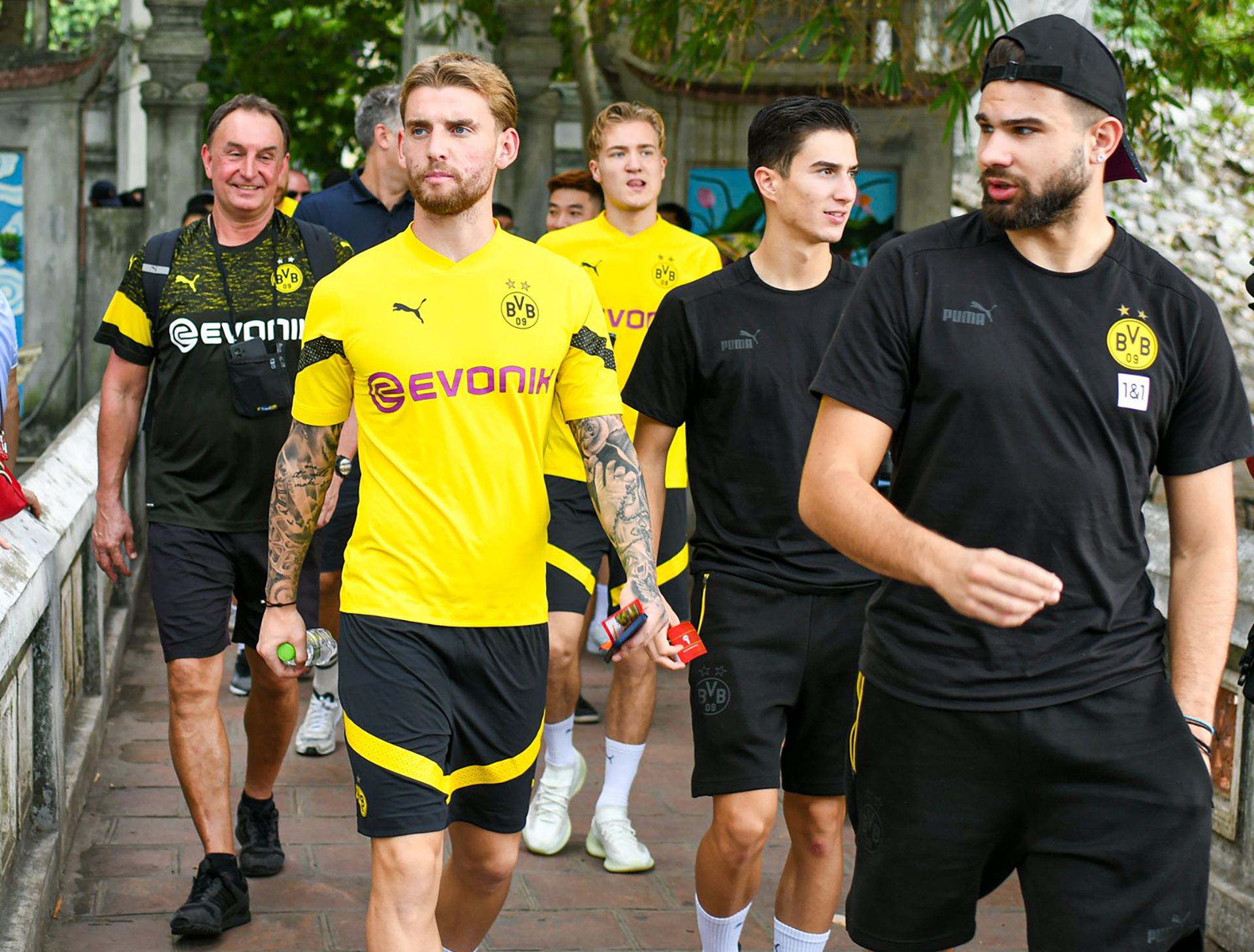 Cầu thủ Dortmund dạo phố bằng xích lô, chụp ảnh chung cùng fan hâm mộ-1
