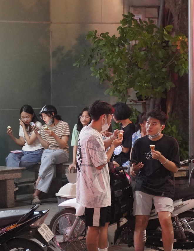 Cuối tuần, giới trẻ Hà Nội rủ nhau đi ăn kem đông nghịt ở những địa điểm trứ danh-3