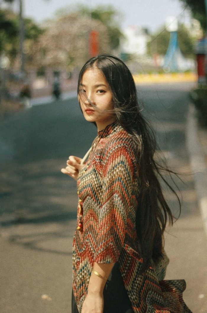 Cô gái Gen Z mê mẩn áo dài truyền thống, tích cực theo đuổi thời trang hướng tới môi trường-7