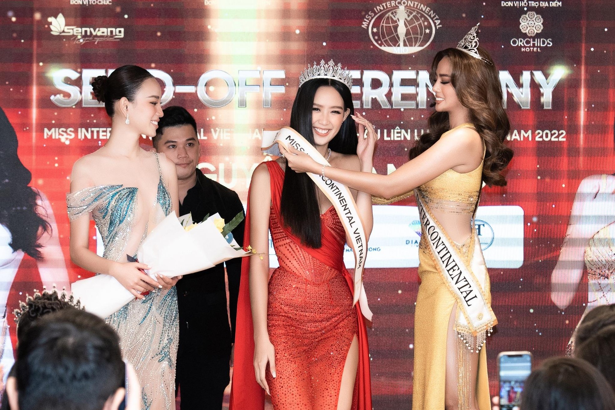 Á hậu Bảo Ngọc nổi bật với chiều cao "khủng" khi nhận sash từ đương kim Hoa hậu Liên lục địa 2021-12