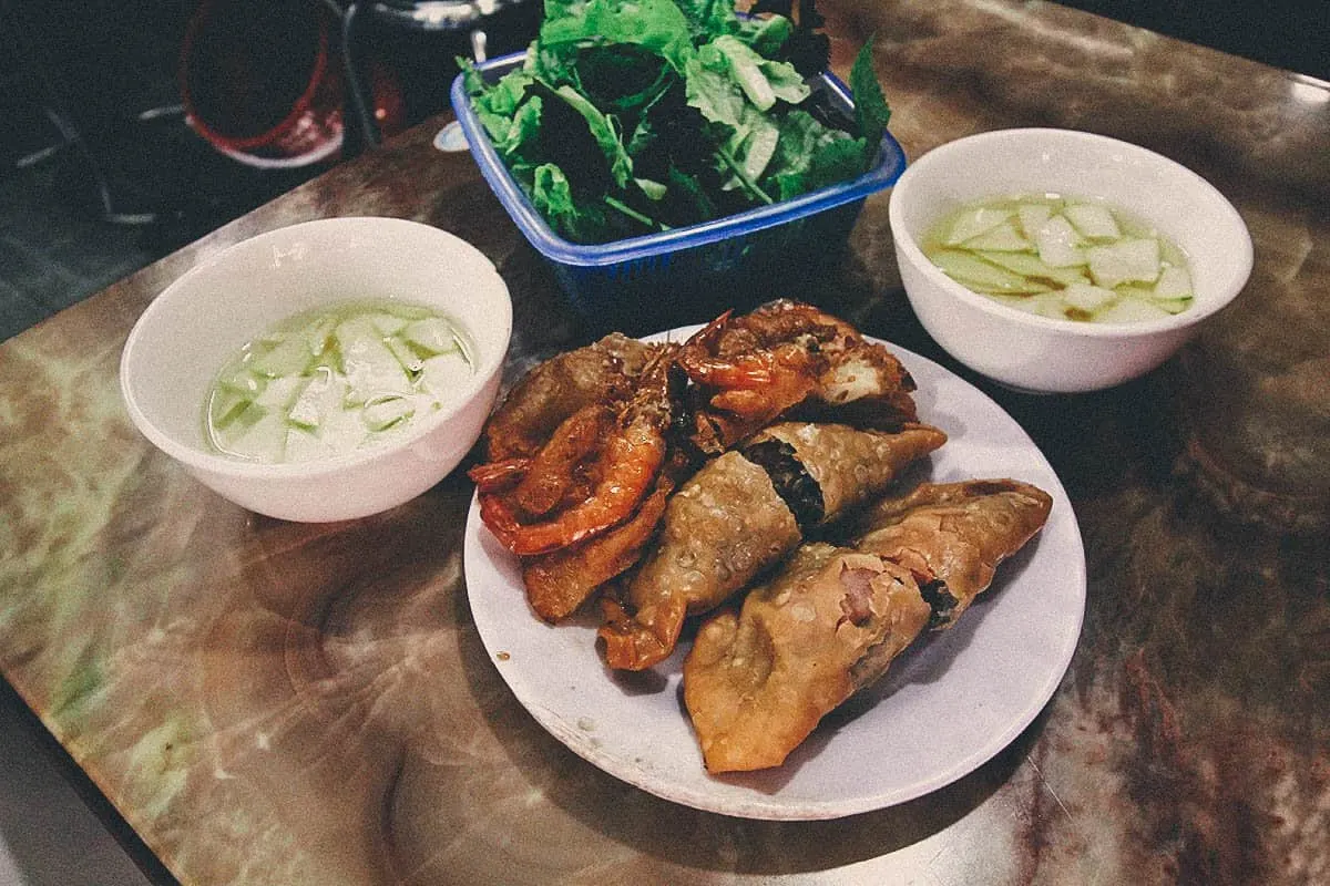 10 món ăn vặt ngon nhất của Việt Nam khiến cặp đôi nước ngoài mê mẩn: Món cuối quá lạ!-5