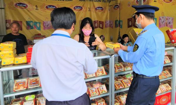 TP. Châu Đốc mở đợt cao điểm kiểm tra an toàn vệ sinh thực phẩm Tết Trung thu-1