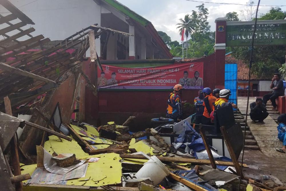 Động đất ở Indonesia: Số người chết tăng hơn 160, người dân khổ sở tìm nơi điều trị-1