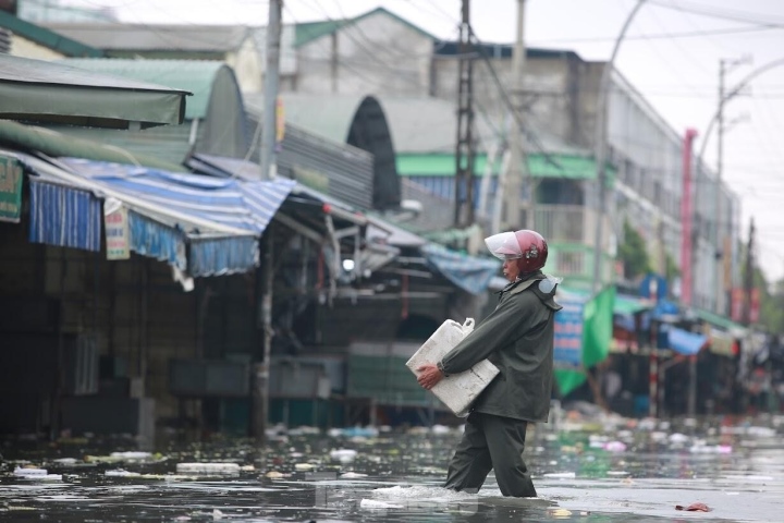 Nước lũ đổ về, chợ đầu mối lớn nhất Nghệ An ngập nặng-7
