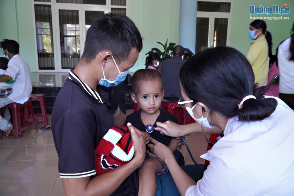 Khám sàng lọc bệnh tim miễn phí cho 500 trẻ em huyện Trà Bồng-5