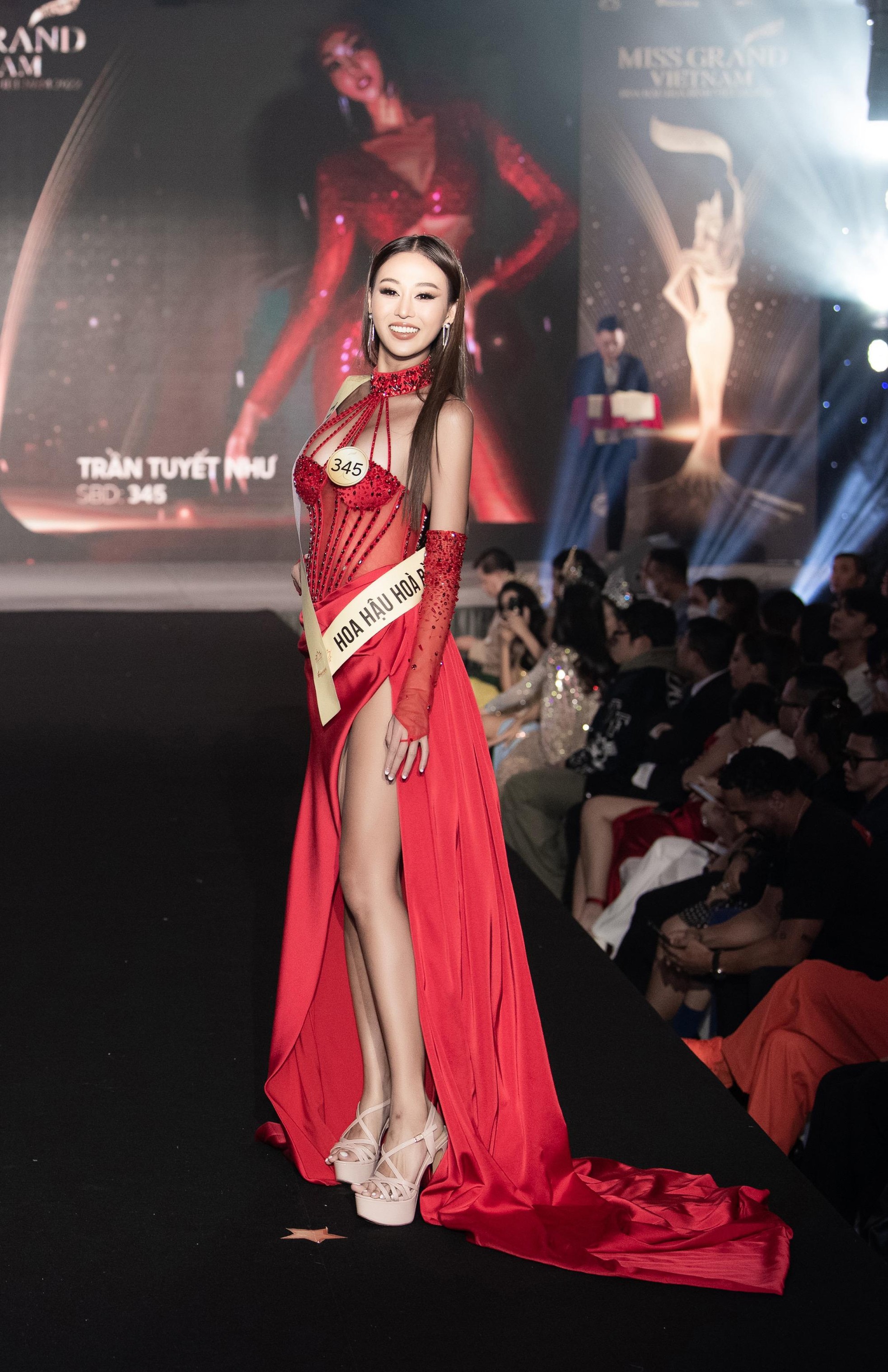 Mai Ngô, Quỳnh Châu tung chiêu catwalk độc đáo tại lễ nhận sash của Miss Grand Vietnam 2022-4
