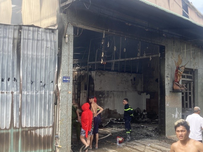 CLIP: Khói lửa ngùn ngụt kèm tiếng nổ lớn trong xưởng ở Đồng Nai-3