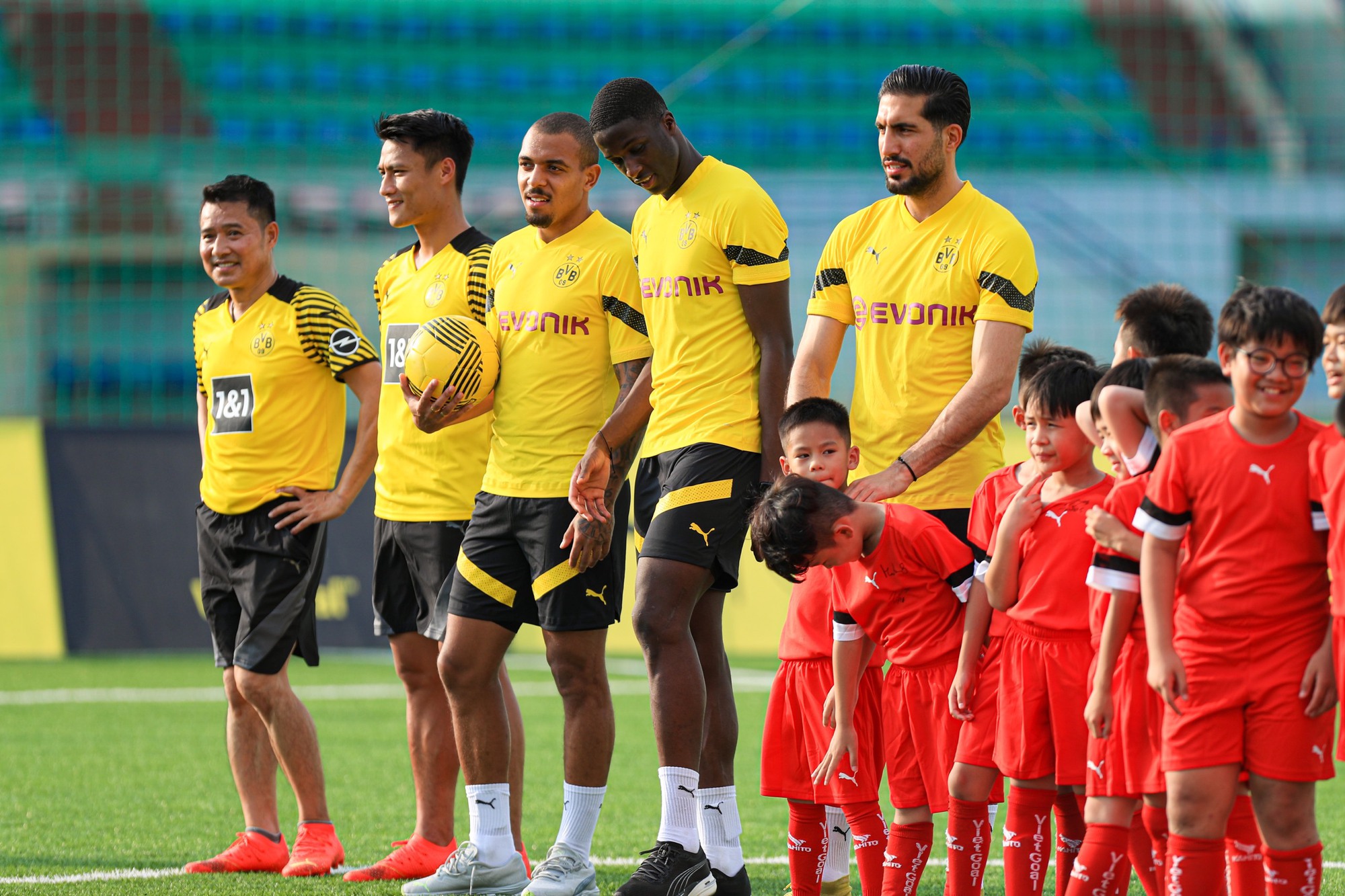 Danh thủ Hồng Sơn và Mạc Hồng Quân cùng dàn sao Dortmund "trắng tay" trong trận giao hữu trước các cầu thủ nhí Việt Nam-1
