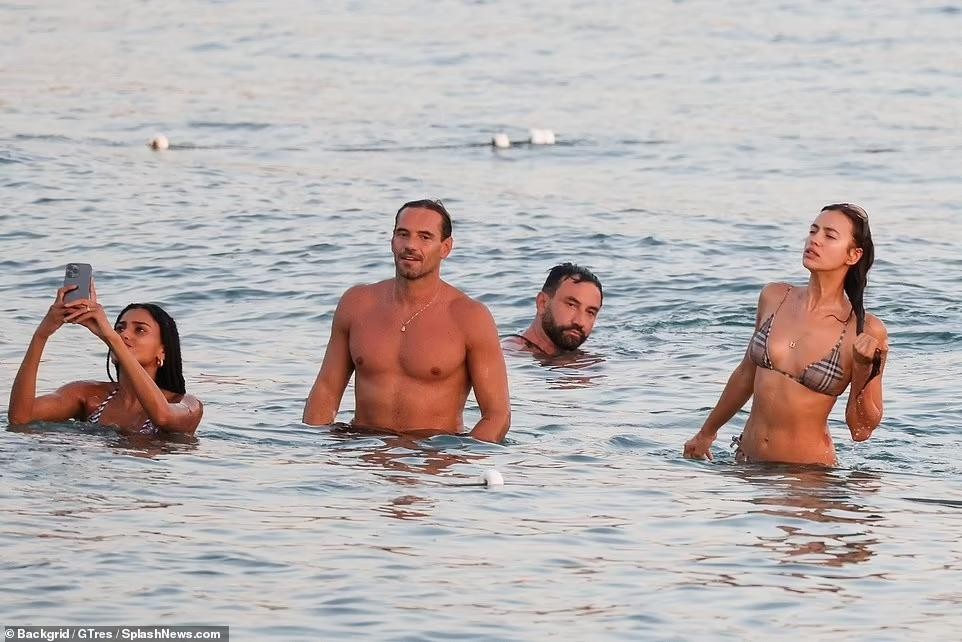 Irina Shayk sexy hết nấc với bikini bé xíu, ôm ấp bạn khác giới trên biển-1