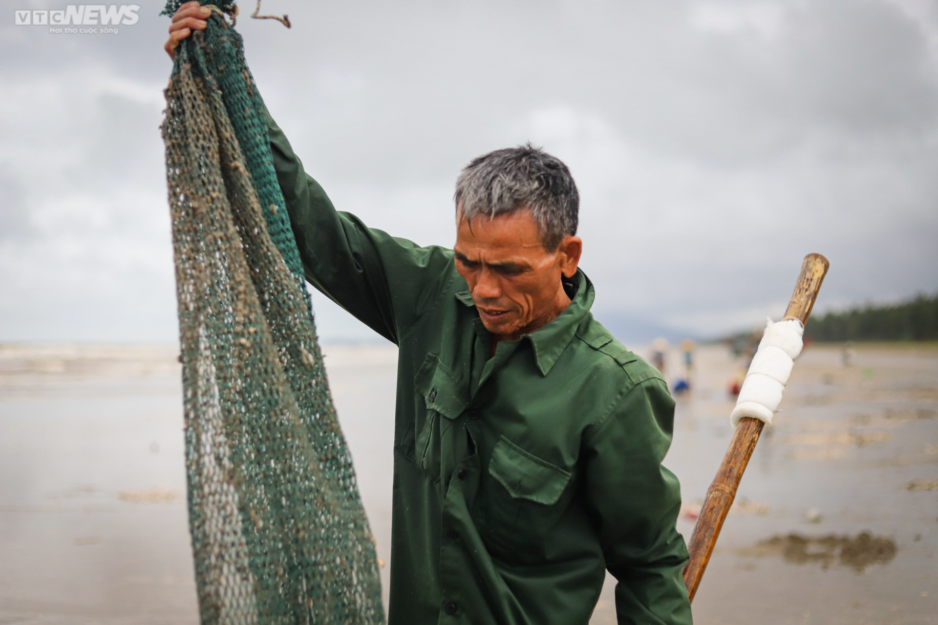 Ảnh: Người Hà Tĩnh đổ xô ra biển vớt sò lông sau mưa bão-2