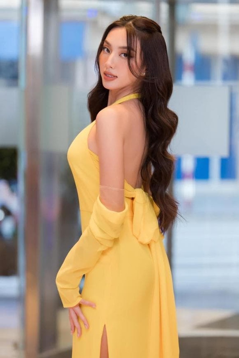 Hoa hậu Thùy Tiên thành người đẹp chăm mang dép tổ ong nhất Vbiz-1