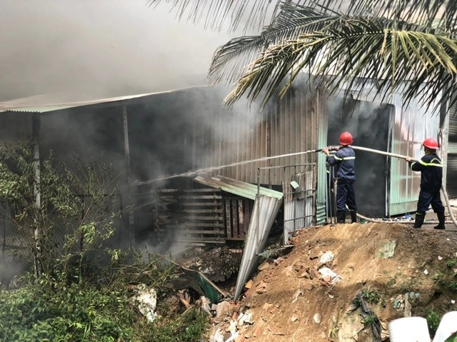 CLIP: Khói lửa ngùn ngụt kèm tiếng nổ lớn trong xưởng ở Đồng Nai-img