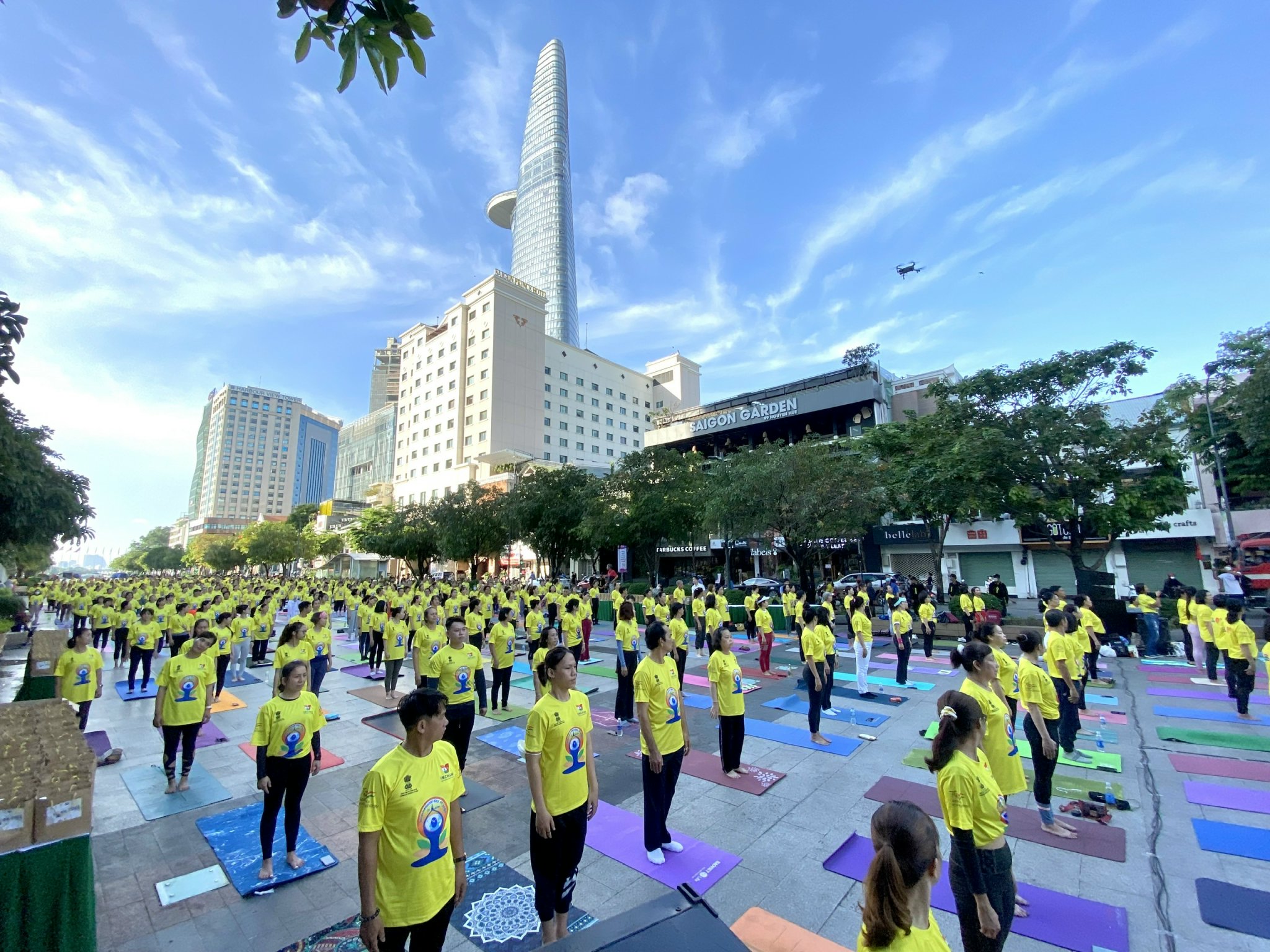 Hơn 1.000 người đồng diễn Ngày Quốc tế Yoga Lần thứ 8-1