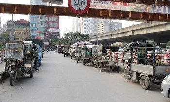 Chống ùn tắc giao thông tại Hà Nội: Cần giảm mật độ xe giờ cao điểm-cover-img