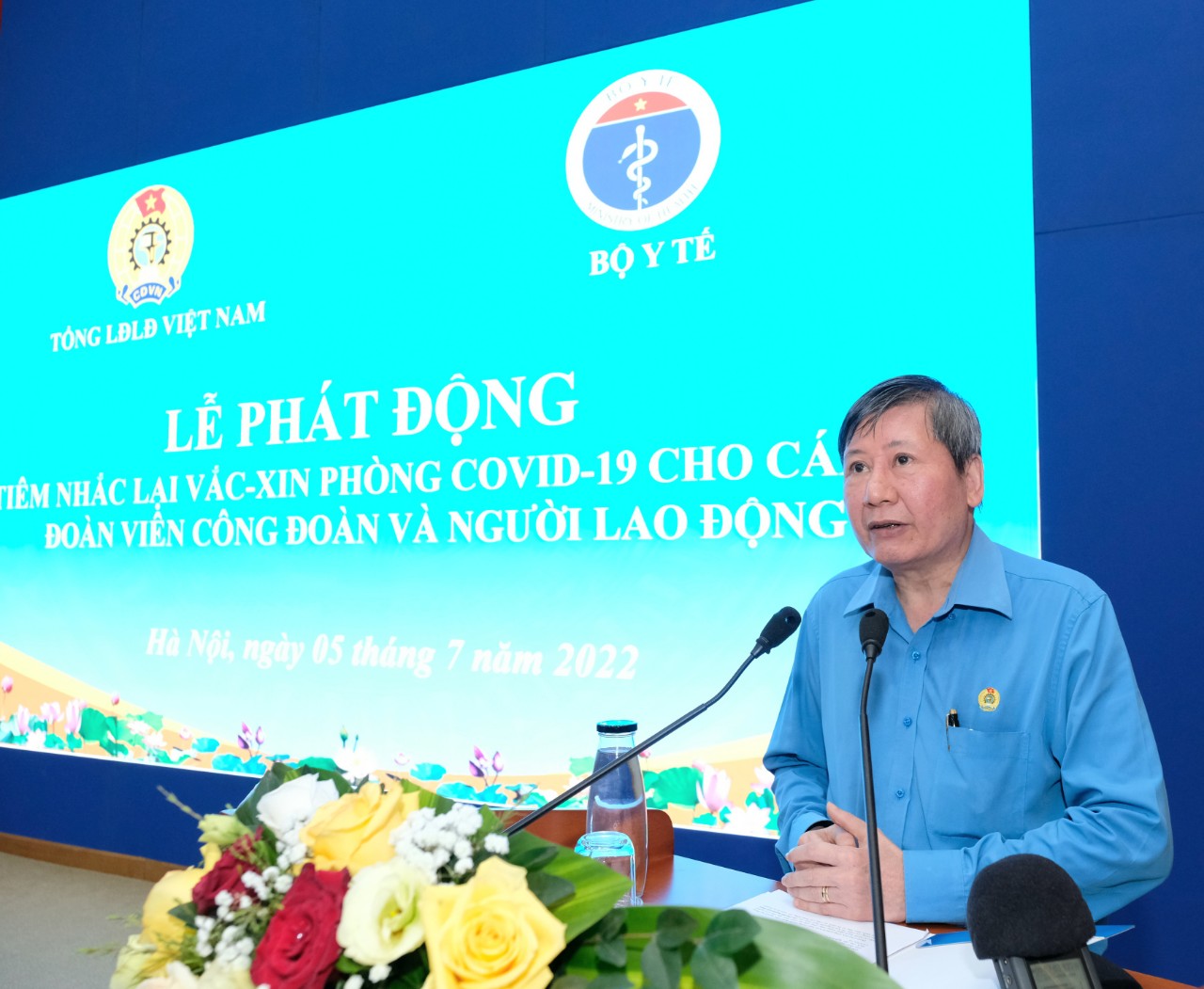Thứ trưởng Bộ Y tế cùng hơn 200 người tiêm vaccine COVID-19 tại lễ phát động tiêm mũi 3 và 4-3