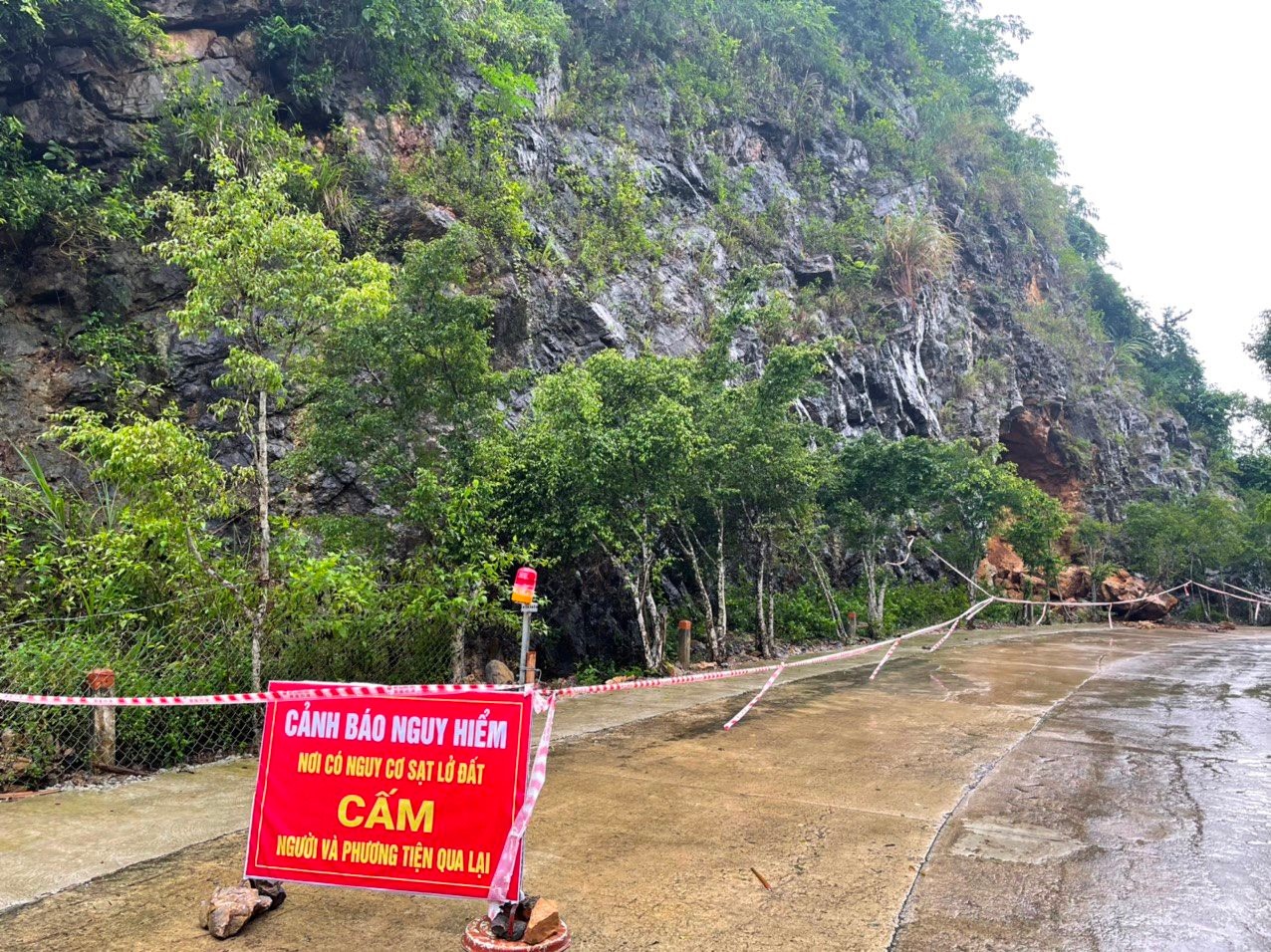 Ninh Bình: Mưa lớn gây sạt lở nghiêm trọng tại núi Vái Giời-2