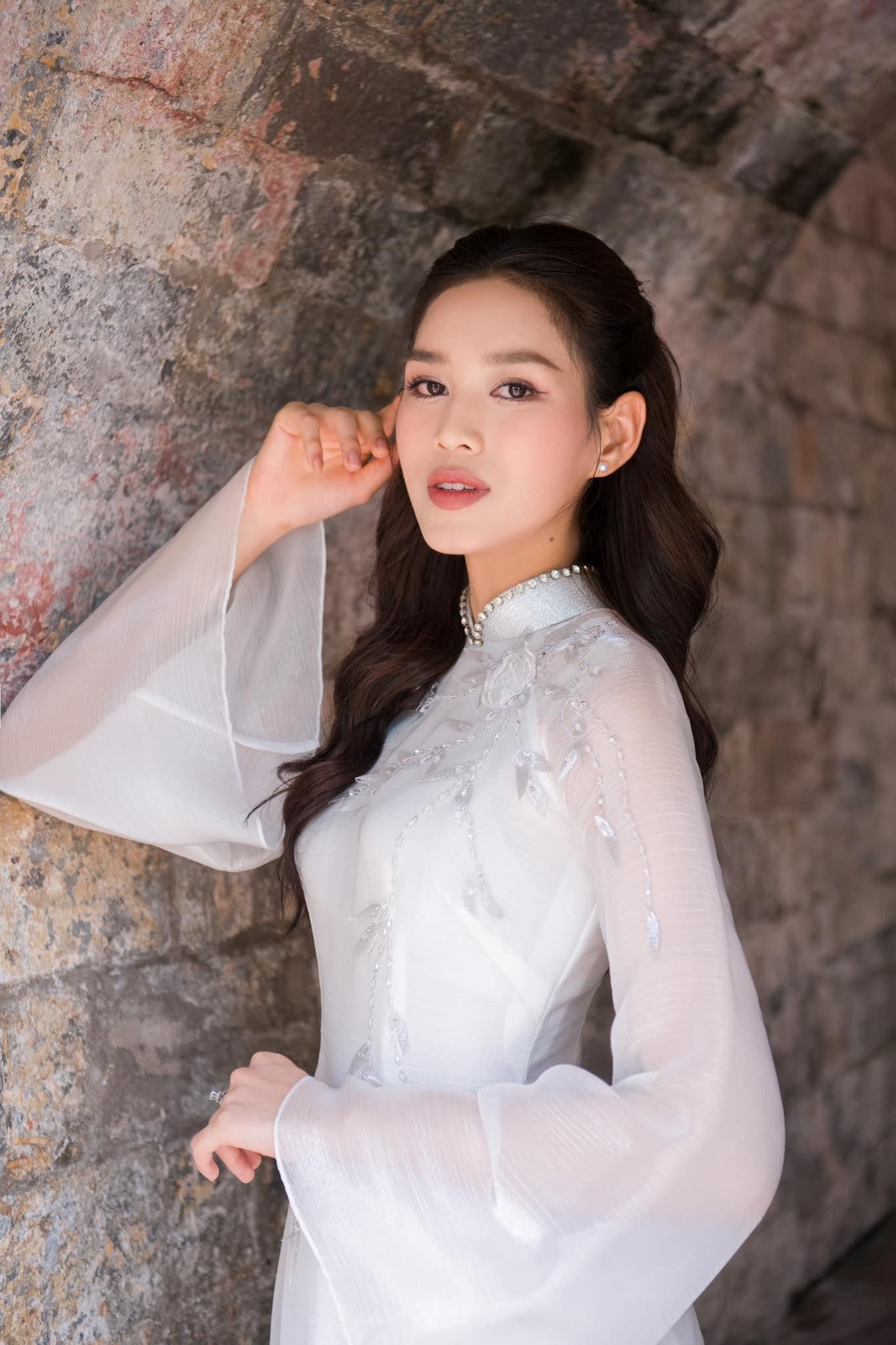 Hoa hậu Đỗ Thị Hà đẹp thuần khiết với áo dài trắng-8