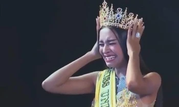 Hoa hậu Hoàn vũ Myanmar phải tự đội vương miện khi đăng quang-cover-img
