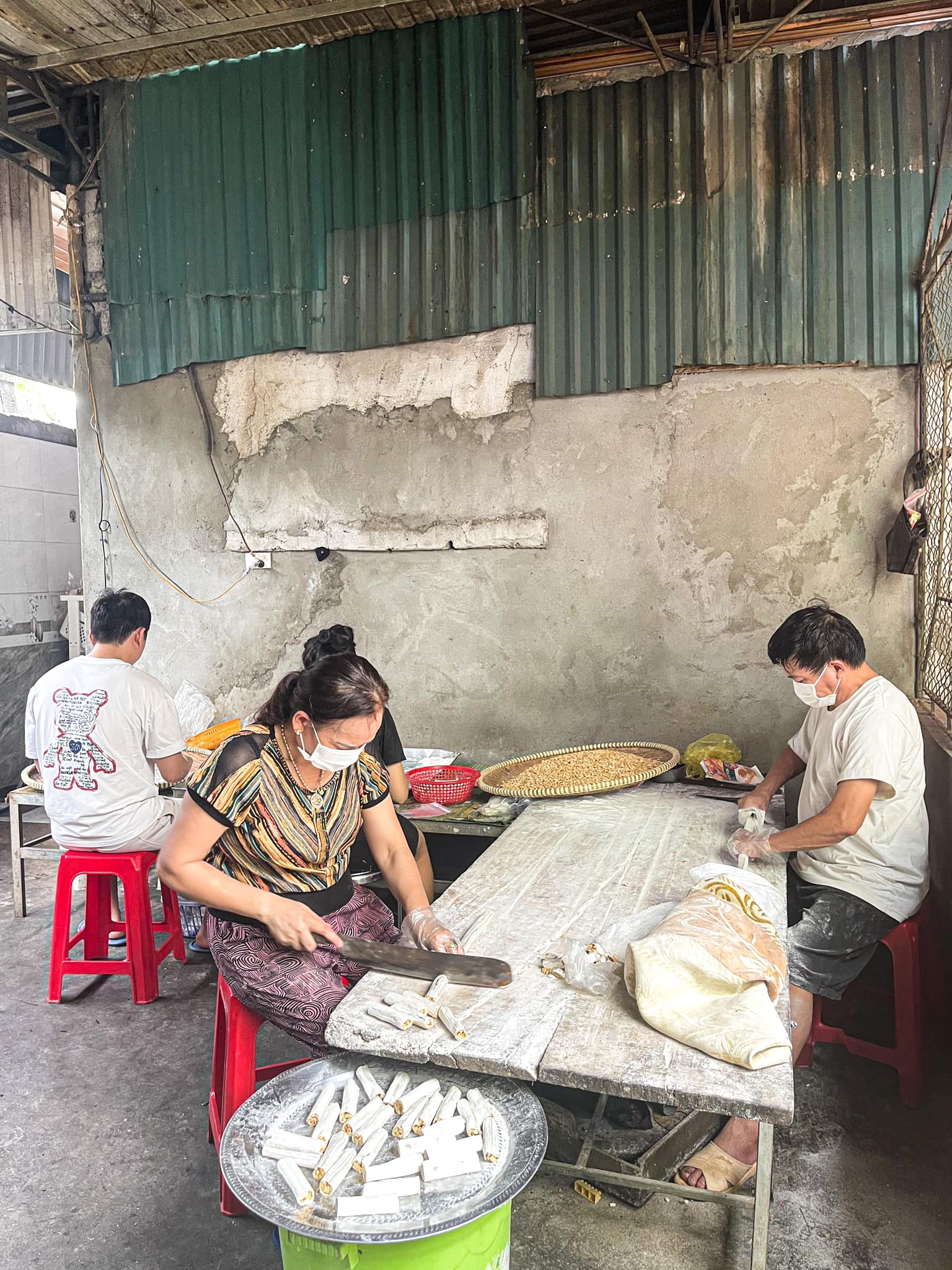 Phan Mạnh Quỳnh về làm kẹo đậu lạc bố mẹ ship cho khách: "Đôi tay thoăn thoắt gói kẹo như lướt phím đàn"-3
