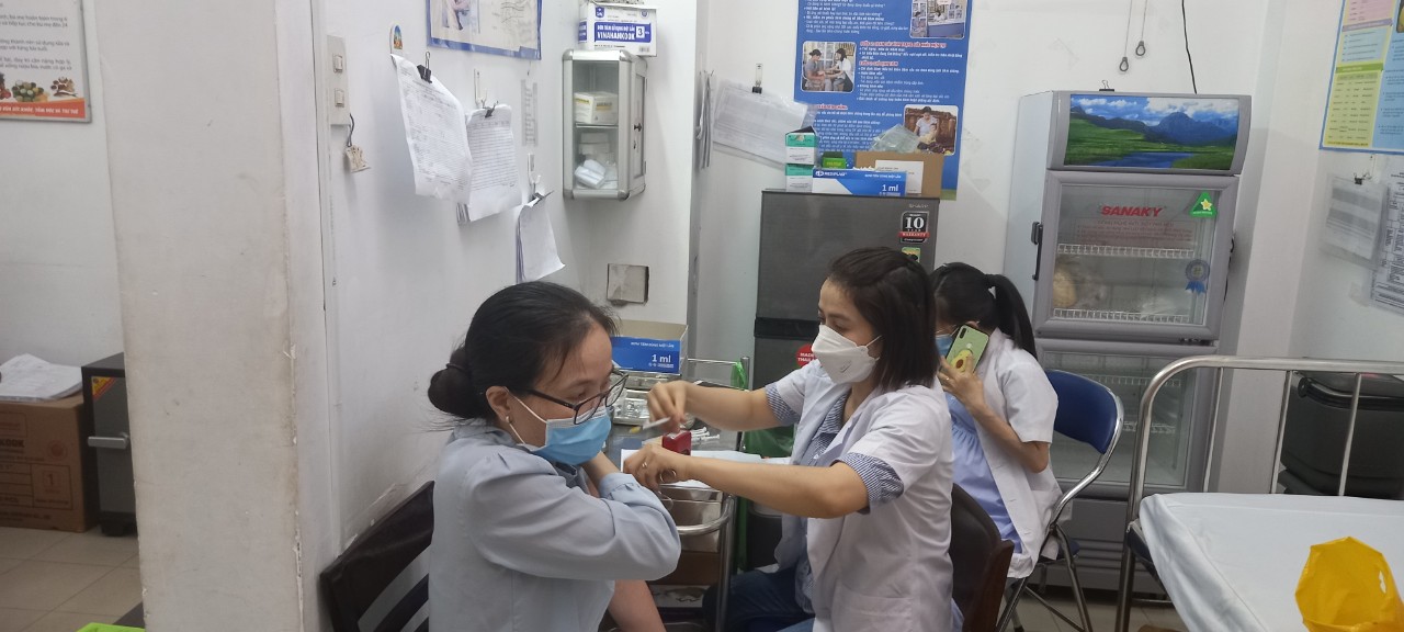 Khánh Hòa: Người dân đi tiêm vaccine COVID-19 mũi 4 đạt cao-4