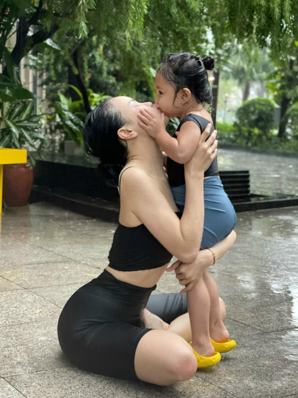 Trà Ngọc Hằng cùng con gái tập yoga dưới mưa-1