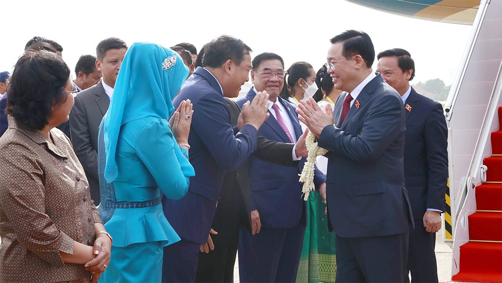 Chủ tịch Quốc hội đến Phnom Penh, bắt đầu thăm chính thức Campuchia-5