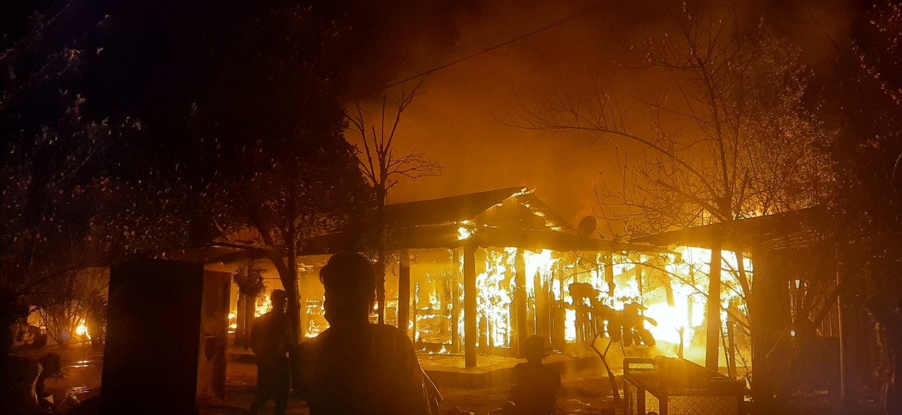 Quảng Nam: Đặt bếp lửa giữa nhà sưởi ấm, 8 ngôi nhà cháy rụi trong đêm-1