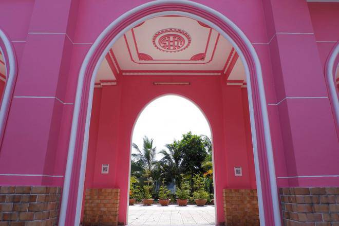 Ngôi nhà thờ màu hồng mơ màng ở Vĩnh Long-9