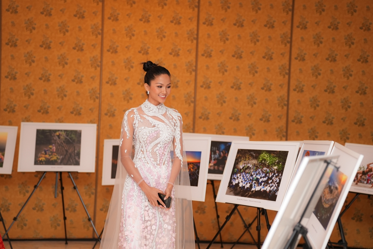 Hoa hậu H'Hen Niê diện áo dài đính hoa dự lễ ở Đại sứ quán Việt Nam tại Italia-4