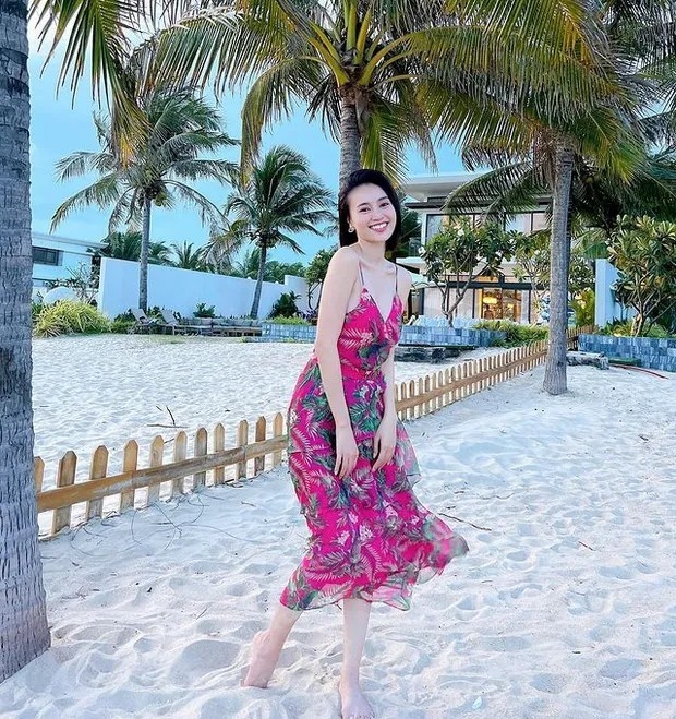 Tham khảo 12 set đồ với váy maxi của sao Việt để biết cách lên đồ du lịch đẹp miễn chê-12