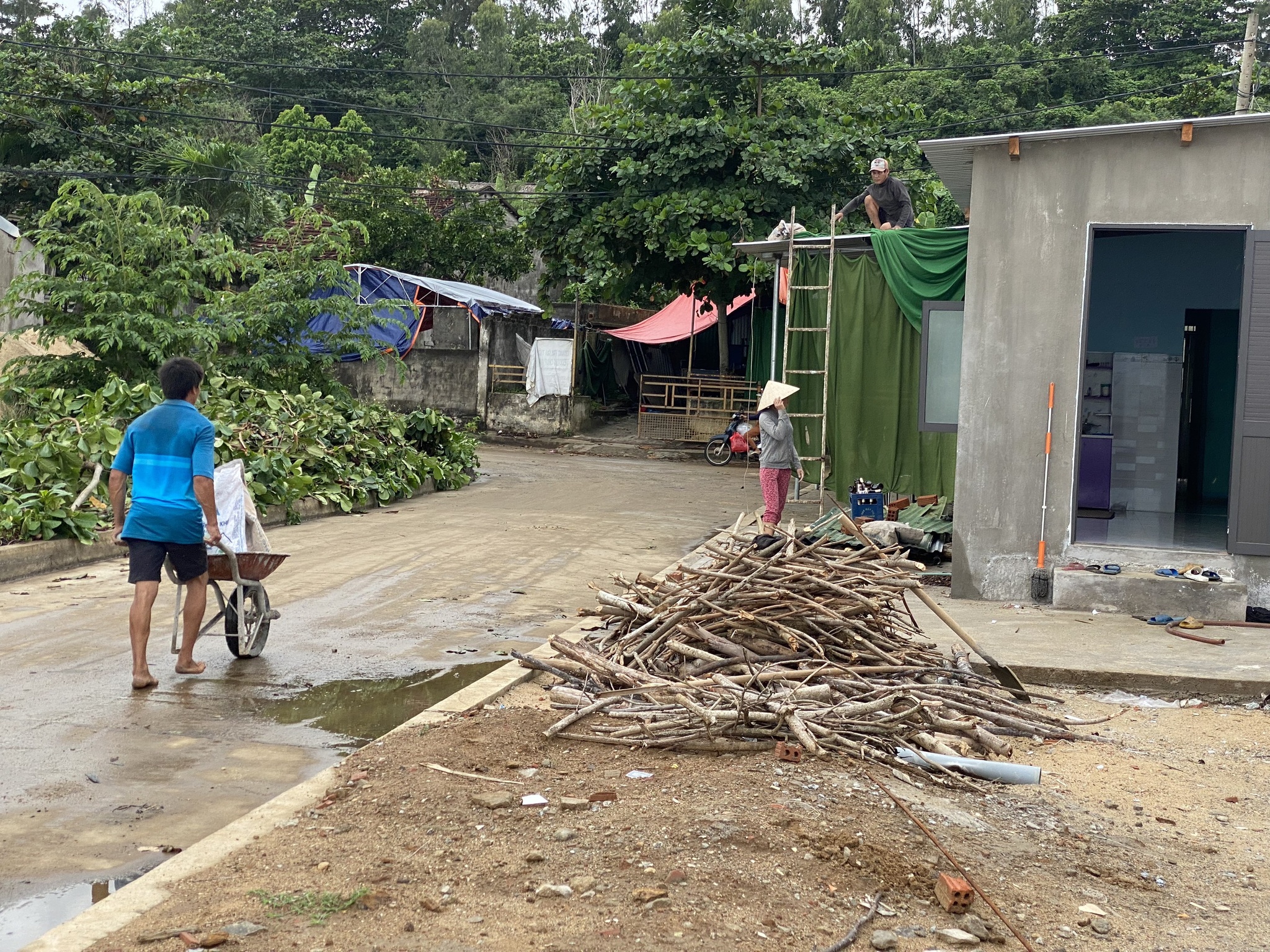 Quảng Ngãi: Dân biển bỏ ăn, bỏ ngủ chằng chống nhà cửa ứng phó bão Noru-8