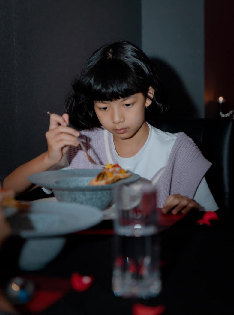 Con gái Bình Minh 10 tuổi chân dài như siêu mẫu, có hội bạn thân gia thế khủng, bố mẹ đình đám-4